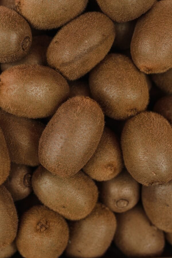 Jinfu kiwifruit in bulk, brown fuzzy skin